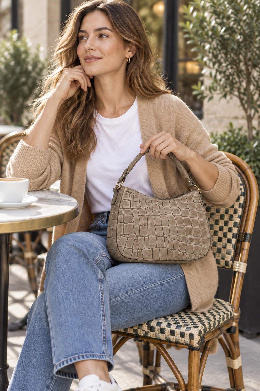 Borsa Hobo Elena taupe dettaglio con modella