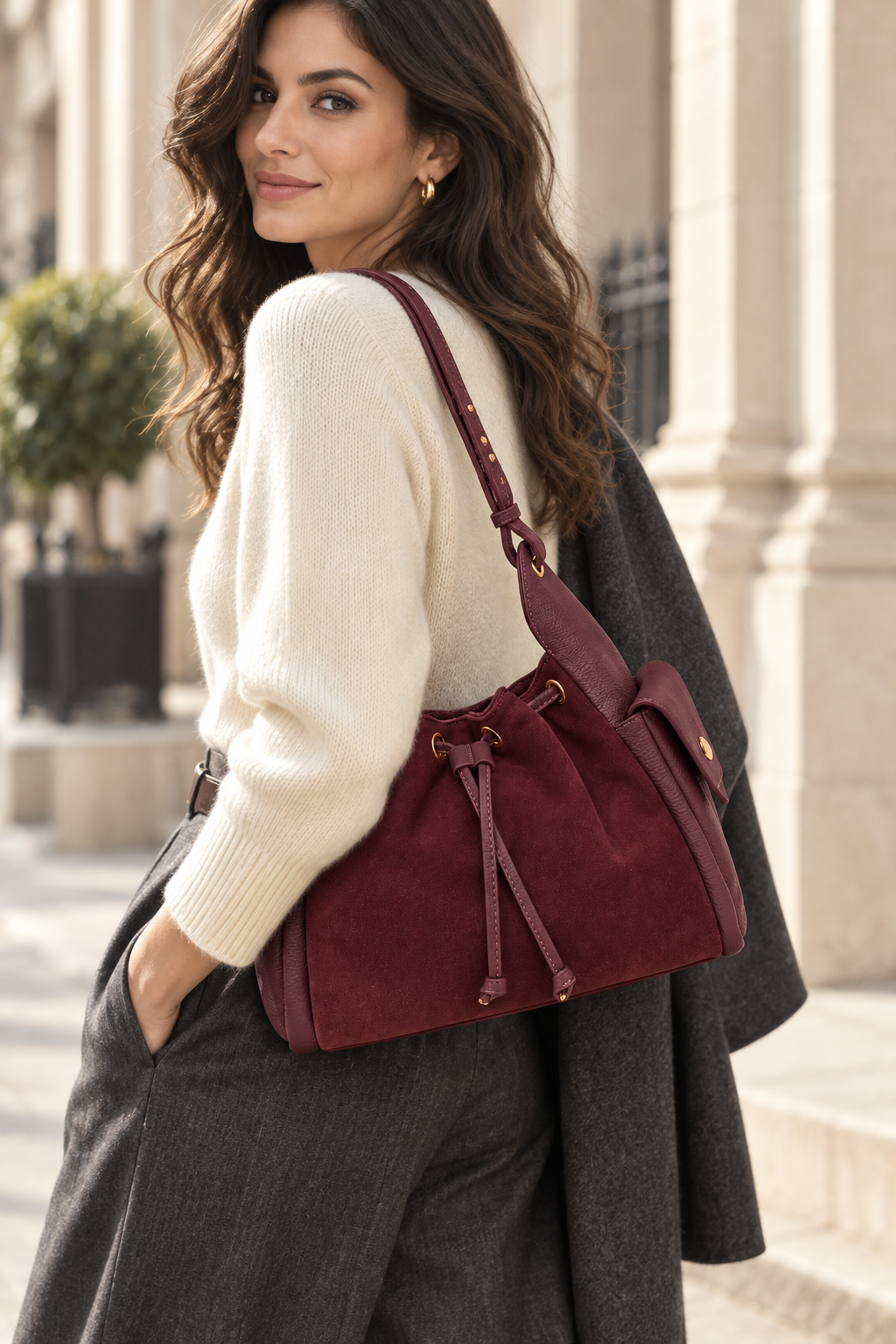 Futura Bag Bordeaux indossata dalla modella
