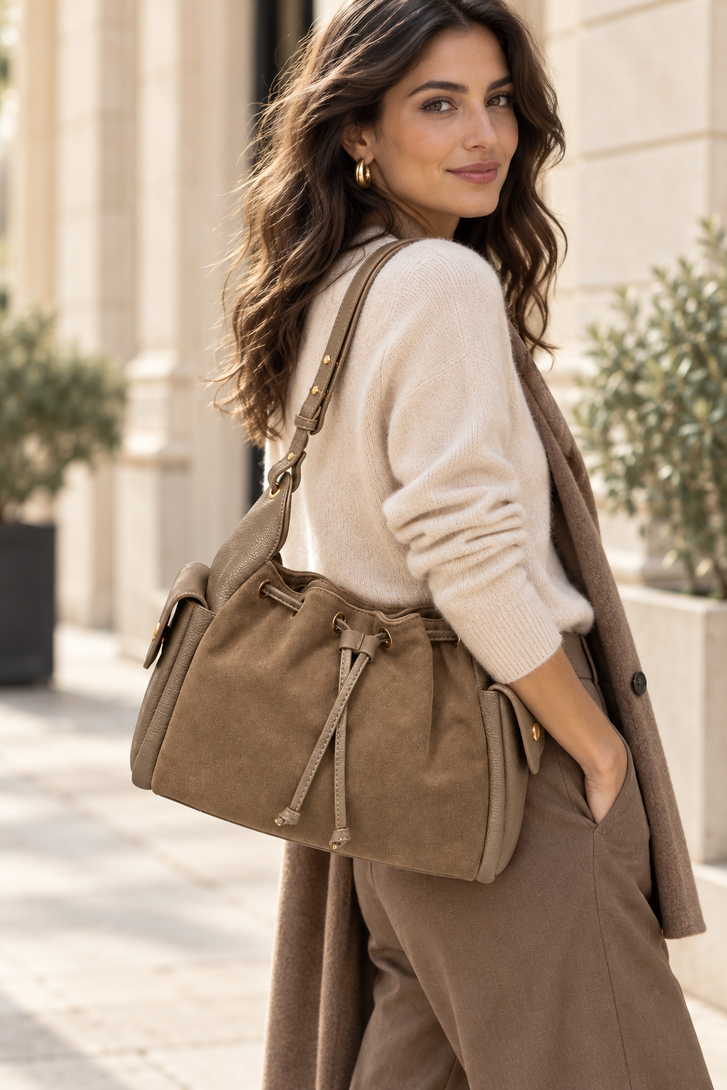 Futura Bag Taupe indossata dalla modella