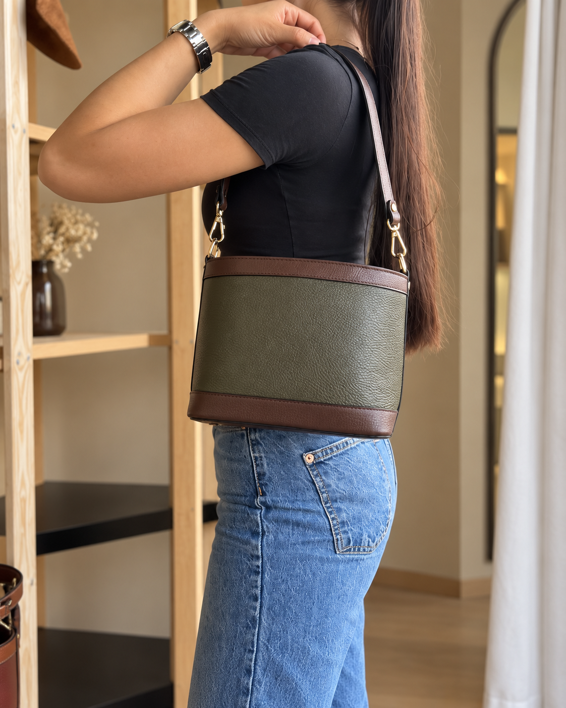 Borsa Giulia bicolore oliva indossata da modella