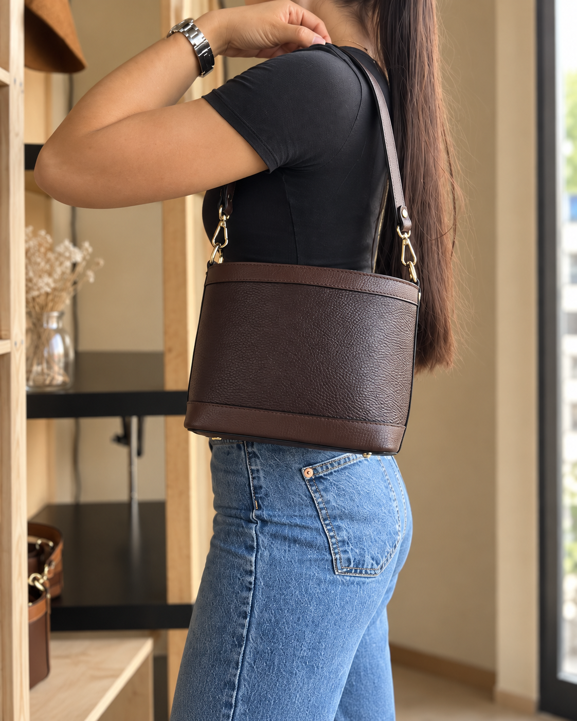 Borsa Giulia bicolore testa di moro indossata da modella