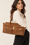 Maxi Baguette Sara Cuoio indossata dalla modella