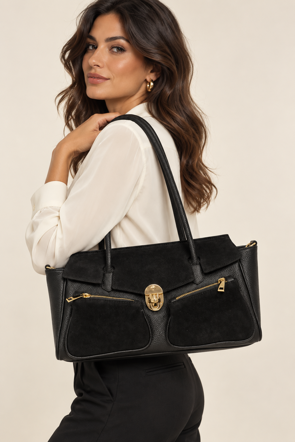 Maxi Baguette Sara Nera indossata dalla modella