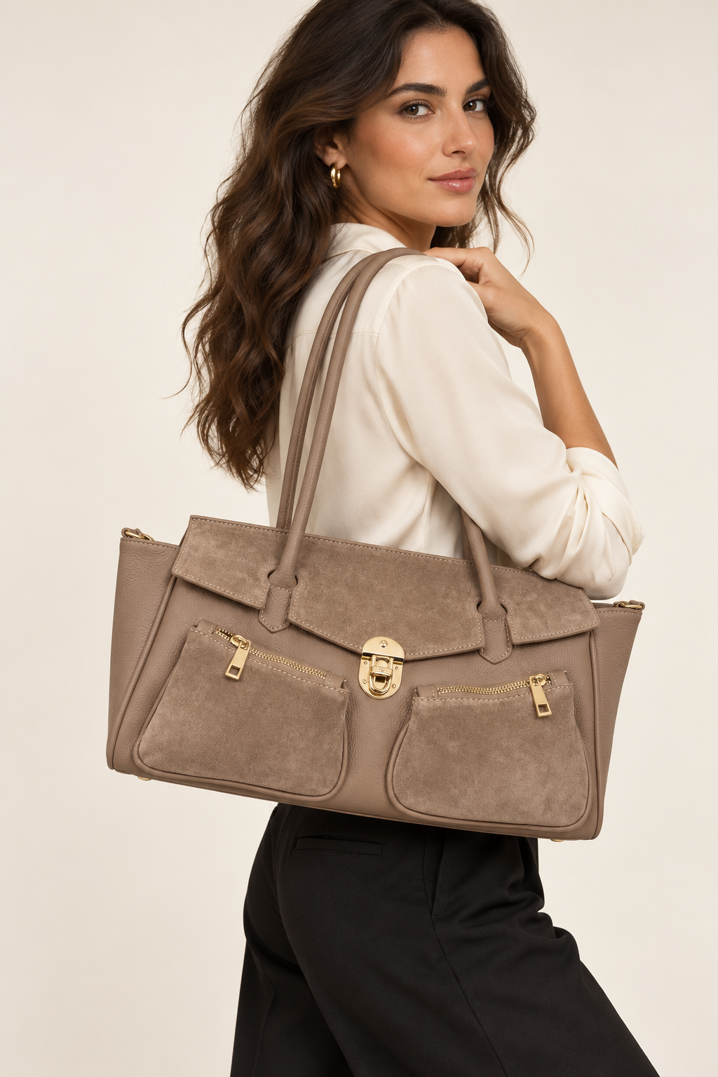 Maxi Baguette Sara Taupe indossata dalla modella