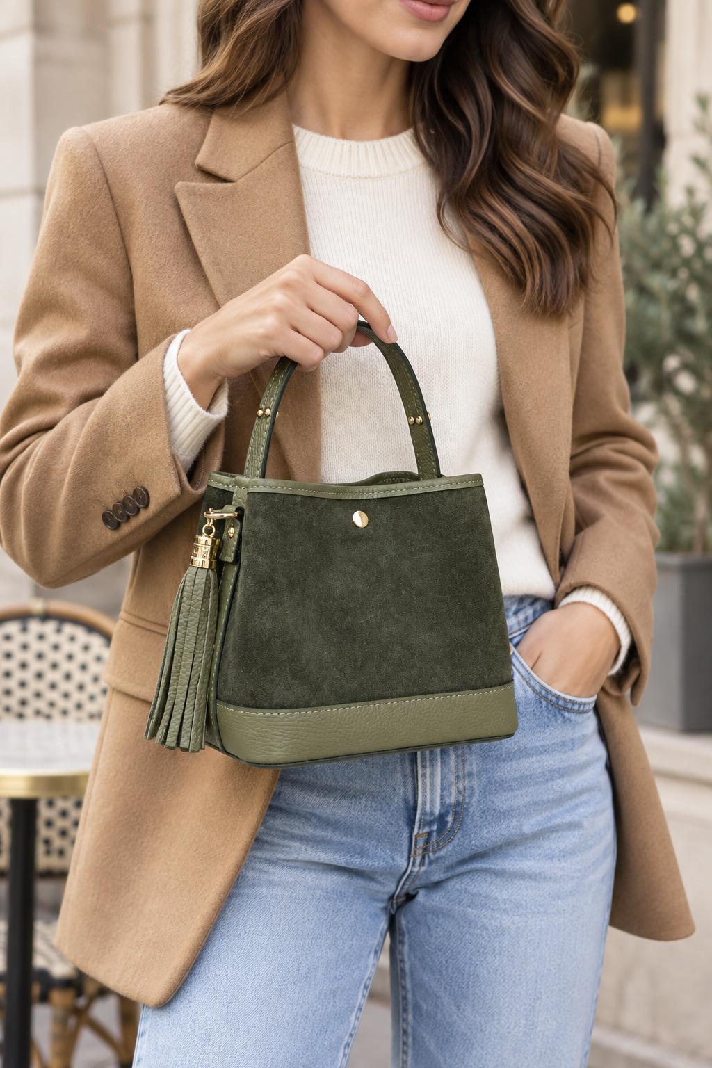 Dettaglio borsa secchiello 6178 small oliva con modella