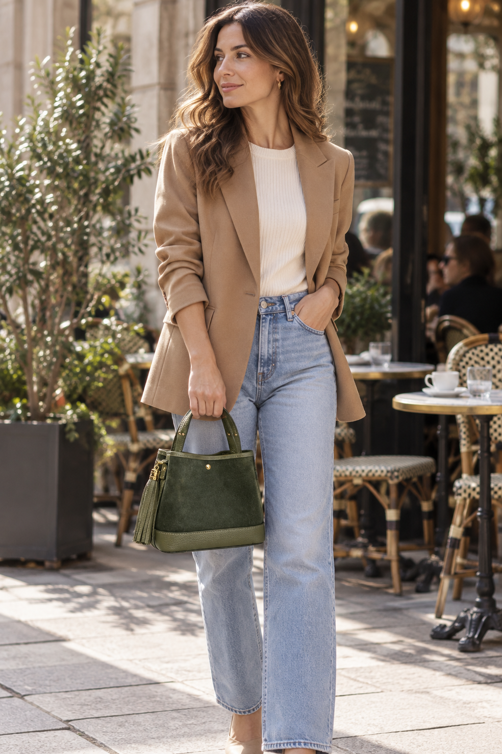 Borsa secchiello 6178 small oliva indossata da modella